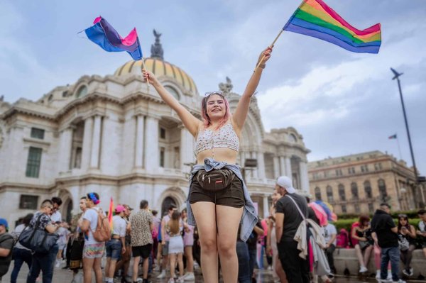 Analyse de l'évolution du mouvement pour les droits LGBTQ+ : histoire, législation et impact sur la société